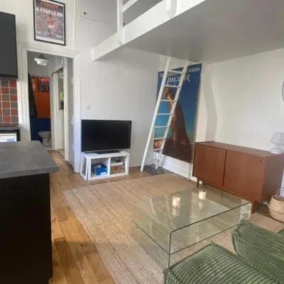 Télévision ou salle de divertissement dans l'établissement Studio au cœur de Montmartre