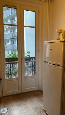 Cuisine ou kitchenette dans l'établissement Un charmant appartement à côté de la cité florale