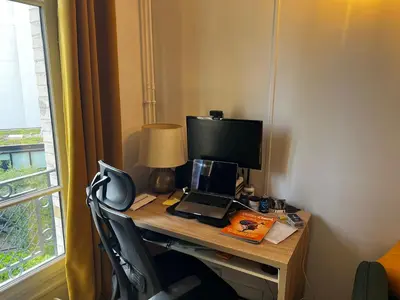Télévision ou salle de divertissement dans l'établissement Un charmant appartement à côté de la cité florale