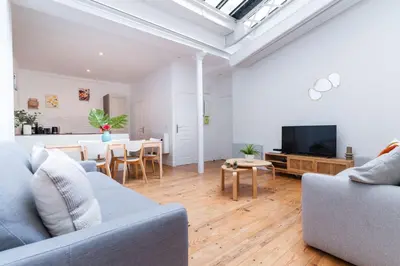 Télévision ou salle de divertissement dans l'établissement Loft house 2 BR Bastille AC by LCC Agency