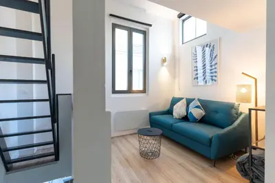 Coin salon dans l'établissement Loft house 2 BR Bastille AC by LCC Agency