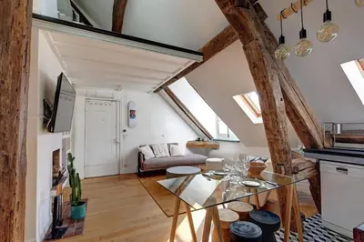 Cuisine ou kitchenette dans l'établissement Loft place des Vosges