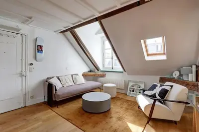 Coin salon dans l'établissement Loft place des Vosges