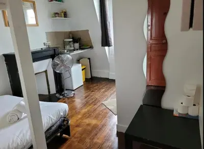 Plan de l'établissement Backpacker room with an Eiffel Tower view near St Germain des Prés