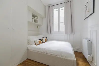 Un ou plusieurs lits dans un hébergement de l'établissement New Snug flat in the Heart of Le Marais