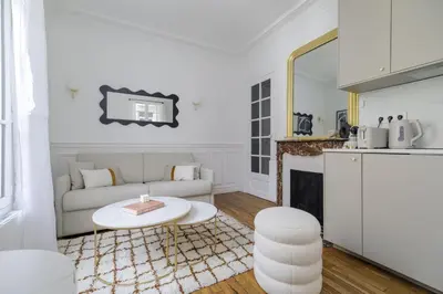 Cuisine ou kitchenette dans l'établissement New Snug flat in the Heart of Le Marais