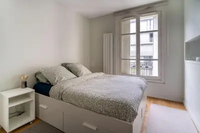 Un ou plusieurs lits dans un hébergement de l'établissement Airy and Stylish 1BD Flat ile Saint-Louis
