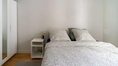 Un ou plusieurs lits dans un hébergement de l'établissement Airy and Stylish 1BD Flat ile Saint-Louis
