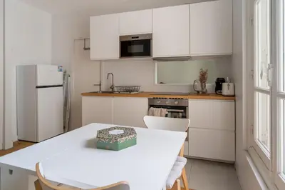 Cuisine ou kitchenette dans l'établissement Airy and Stylish 1BD Flat ile Saint-Louis