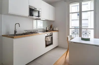 Cuisine ou kitchenette dans l'établissement Airy and Stylish 1BD Flat ile Saint-Louis