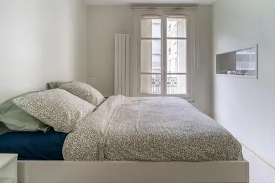 Un ou plusieurs lits dans un hébergement de l'établissement Airy and Stylish 1BD Flat ile Saint-Louis