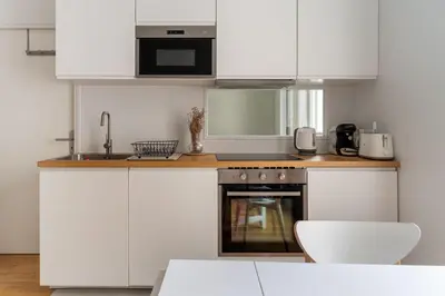 Cuisine ou kitchenette dans l'établissement Airy and Stylish 1BD Flat ile Saint-Louis