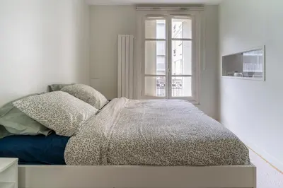 Un ou plusieurs lits dans un hébergement de l'établissement Airy and Stylish 1BD Flat ile Saint-Louis