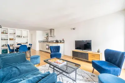 Télévision ou salle de divertissement dans l'établissement Apt moderne rénové et spacieux, au cœur de Paris