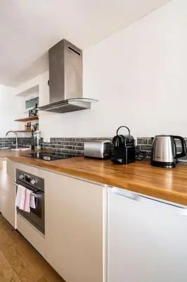 Cuisine ou kitchenette dans l'établissement Apt moderne rénové et spacieux, au cœur de Paris