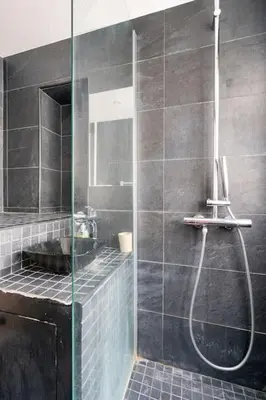 Salle de bains dans l'établissement Apt moderne rénové et spacieux, au cœur de Paris