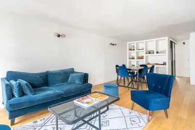 Coin salon dans l'établissement Apt moderne rénové et spacieux, au cœur de Paris