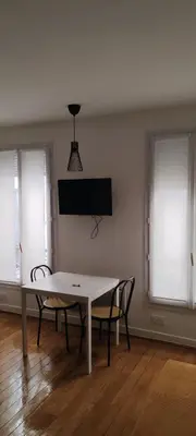 Télévision ou salle de divertissement dans l'établissement Studio moderno al centro di Parigi - République