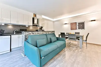 Cuisine ou kitchenette dans l'établissement Appartement ensoleillé proche Buttes Chaumont