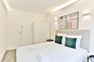 Un ou plusieurs lits dans un hébergement de l'établissement Appartement ensoleillé proche Buttes Chaumont