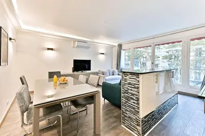Télévision ou salle de divertissement dans l'établissement Appartement ensoleillé proche Buttes Chaumont