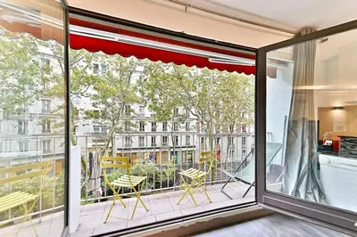 Balcon ou terrasse dans l'établissement Appartement ensoleillé proche Buttes Chaumont