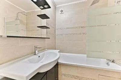 Salle de bains dans l'établissement Appartement ensoleillé proche Buttes Chaumont