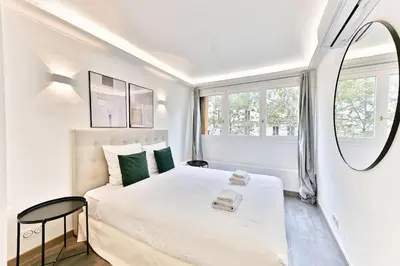 Un ou plusieurs lits dans un hébergement de l'établissement Appartement ensoleillé proche Buttes Chaumont
