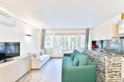 Télévision ou salle de divertissement dans l'établissement Appartement ensoleillé proche Buttes Chaumont