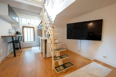 Télévision ou salle de divertissement dans l'établissement Cozy Artist Loft