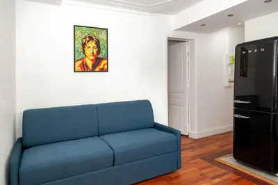 Télévision ou salle de divertissement dans l'établissement Charmant appartement - 4 couchages à proximité d'Opéra et des métros