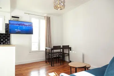 Télévision ou salle de divertissement dans l'établissement Charmant appartement - 4 couchages à proximité d'Opéra et des métros