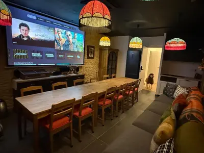 Télévision ou salle de divertissement dans l'établissement Relais Cocorico - Town House 4 Private Suites, AC Cinema Gym & Sauna