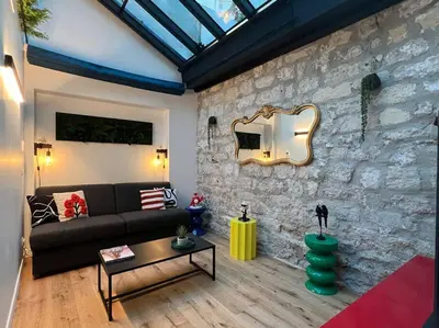 Coin salon dans l'établissement Relais Cocorico - Town House 4 Private Suites, AC Cinema Gym & Sauna