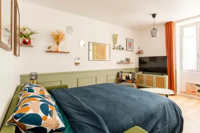 Télévision ou salle de divertissement dans l'établissement Relais Cocorico - Town House 4 Private Suites, AC Cinema Gym & Sauna