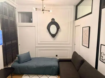 Coin salon dans l'établissement Un Studio cosy au Cœur de Paris 17 Batignolles , Monceau