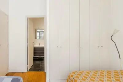 Un ou plusieurs lits dans un hébergement de l'établissement Beautiful apartment with terrace & home cinema in Paris 8