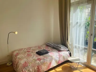 Un ou plusieurs lits dans un hébergement de l'établissement Beautiful apartment with terrace & home cinema in Paris 8