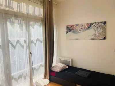 Un ou plusieurs lits dans un hébergement de l'établissement Beautiful apartment with terrace & home cinema in Paris 8
