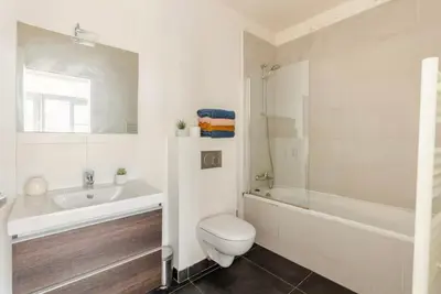 Salle de bains dans l'établissement Beautiful apartment with terrace & home cinema in Paris 8