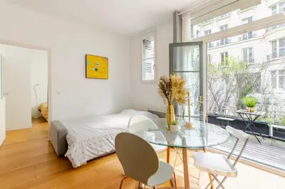 Un ou plusieurs lits dans un hébergement de l'établissement Beautiful apartment with terrace & home cinema in Paris 8