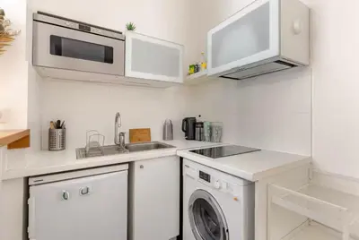 Cuisine ou kitchenette dans l'établissement Beautiful apartment with terrace & home cinema in Paris 8