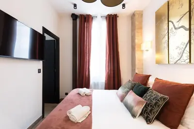 Un ou plusieurs lits dans un hébergement de l'établissement Republique Bastille Chic & Design Apartment 6P 2BR