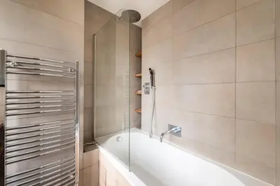 Salle de bains dans l'établissement Stylish 1BD Duplex - Stunning Views near Louvre