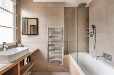 Salle de bains dans l'établissement Stylish 1BD Duplex - Stunning Views near Louvre