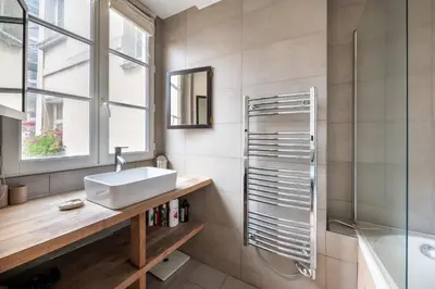 Salle de bains dans l'établissement Stylish 1BD Duplex - Stunning Views near Louvre