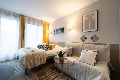 Coin salon dans l'établissement Paris Porte de Versailles Cosy Lodge 1 Appart hôtel parking wifi 4 pers