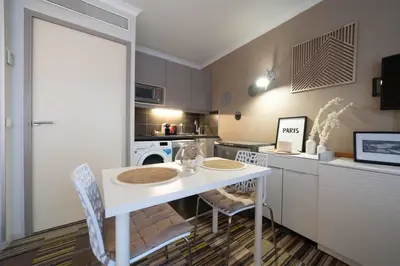 Cuisine ou kitchenette dans l'établissement Paris Porte de Versailles Cosy Lodge 1 Appart hôtel parking wifi 4 pers