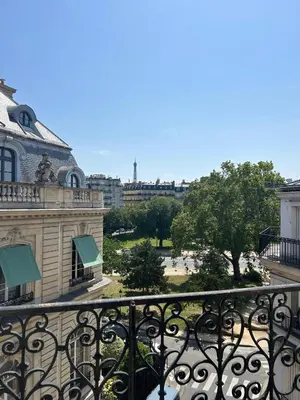 Balcon ou terrasse dans l'établissement Vue Tour Eiffel et 5 minutes des Champs-Elysees Appartement 2 chambres Paris 16 Etoile