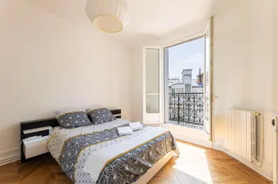 Un ou plusieurs lits dans un hébergement de l'établissement Vue Tour Eiffel et 5 minutes des Champs-Elysees Appartement 2 chambres Paris 16 Etoile